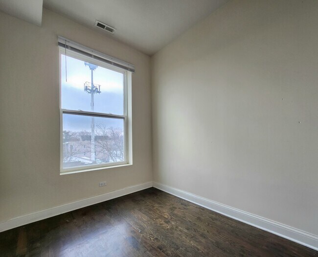 Building Photo - 4012 W Armitage Ave
