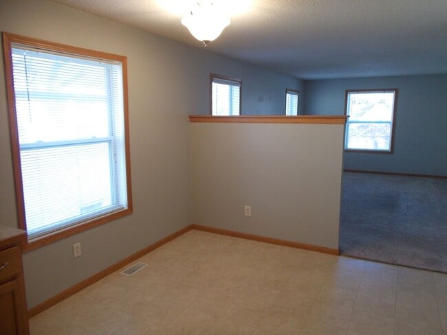 Building Photo - 3 Bedroom, 1 Bathroom Home.