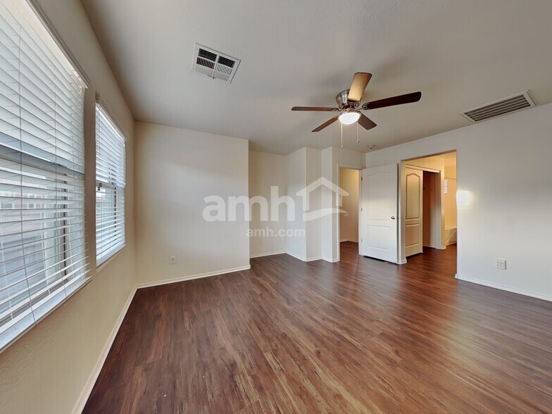 Building Photo - 2549 E Bart St