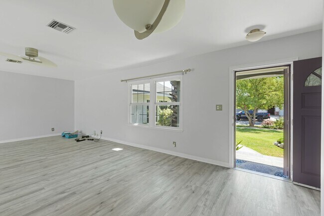 Building Photo - Beautiful 3-Bedroom Home with Pool in Tarzana!