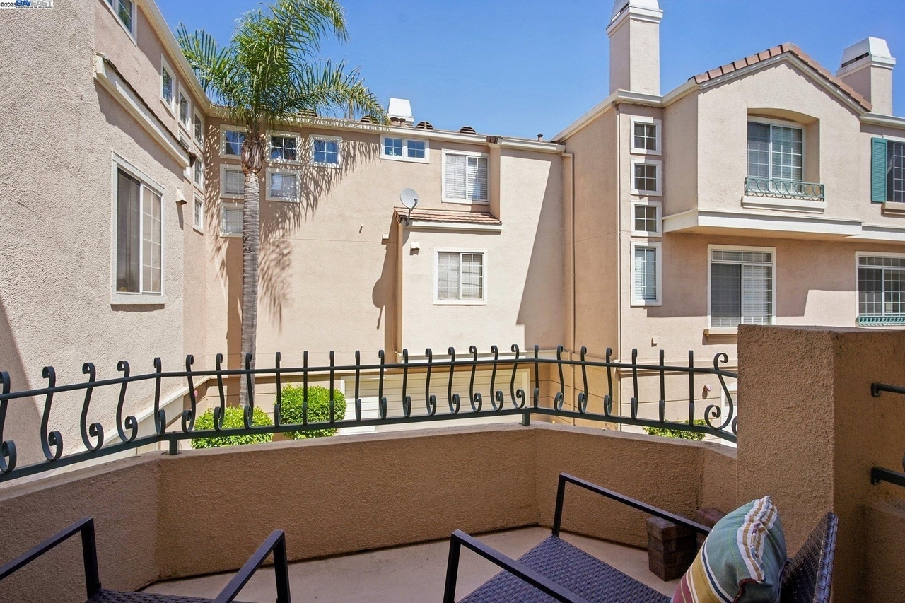 Building Photo - 385 Montecito Way
