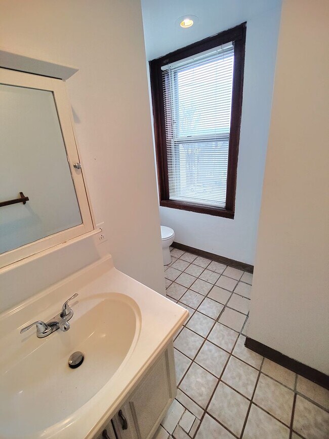 Building Photo - *Spacious 2BD/1BA Single-Family Home Available in Oakland*