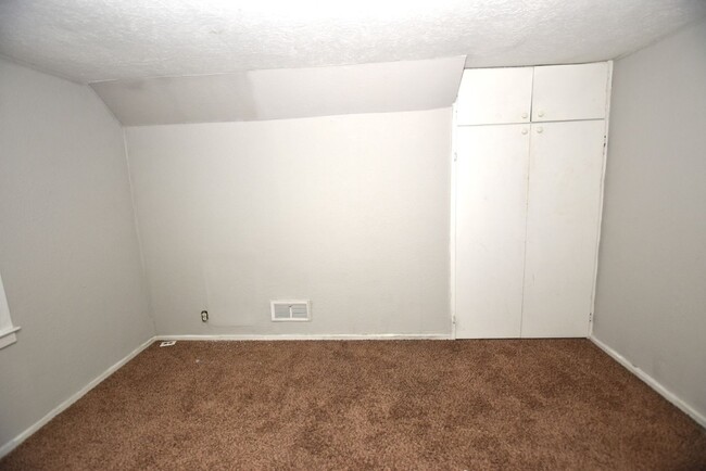 Building Photo - One bedroom apartment with the Utilities I...