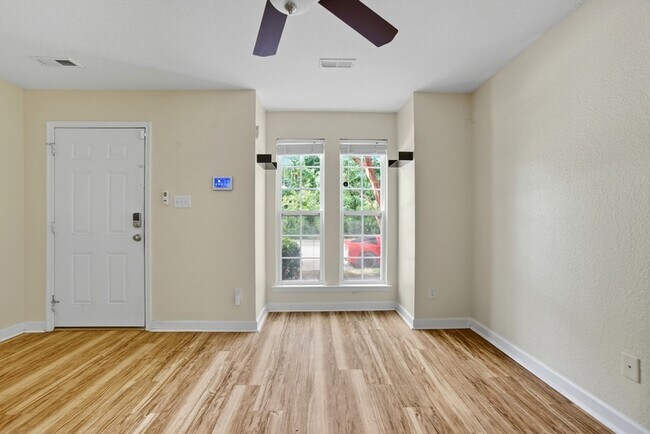 Building Photo - 230 Paradise Dr