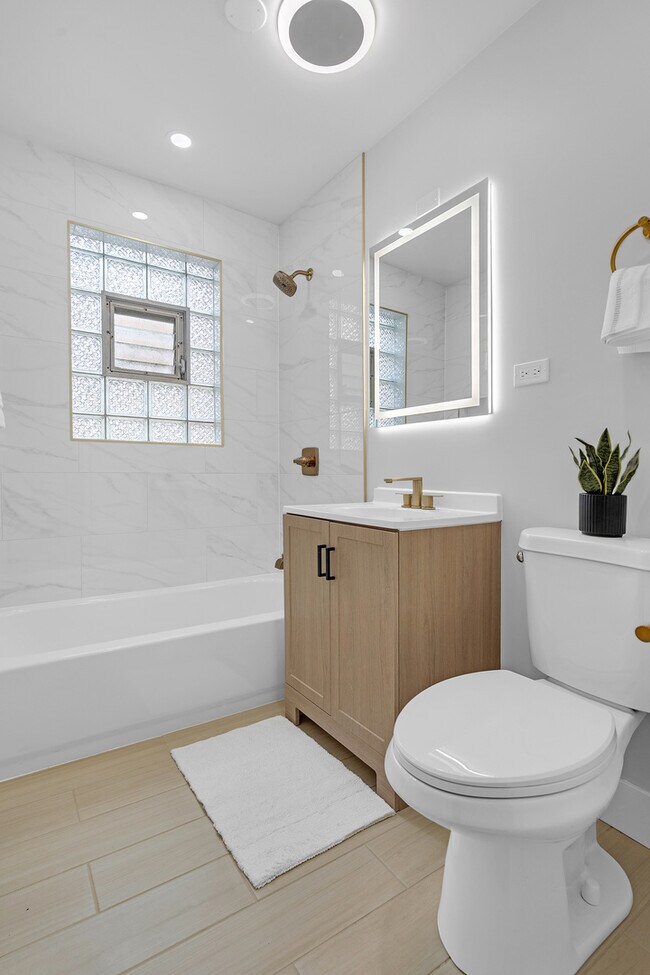 Building Photo - 2712 W Balmoral Ave