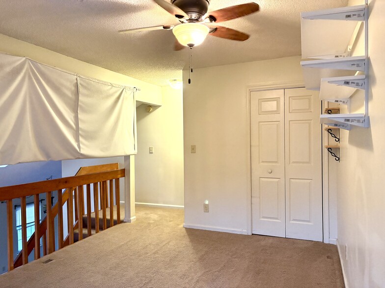 Upstairs loft - 208 Quarter Trl