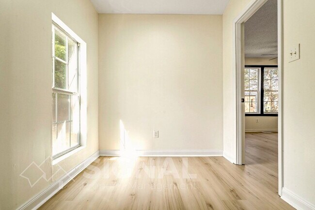 Building Photo - 425 Oak St