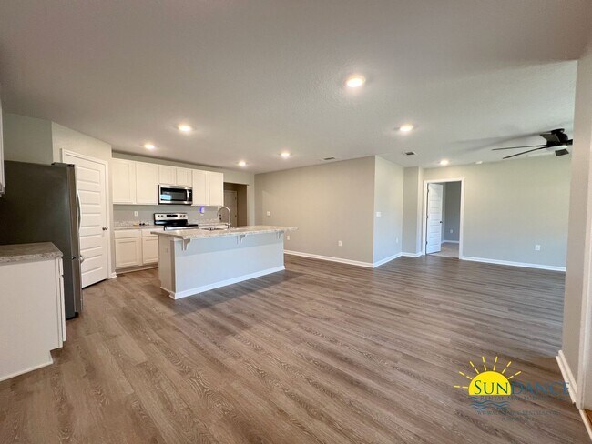 Building Photo - Gorgeous 4 Bedroom Home in Crestview!