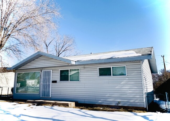 Building Photo - 322 S Valley Rd