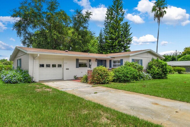 Building Photo - 2107 Brookview Dr