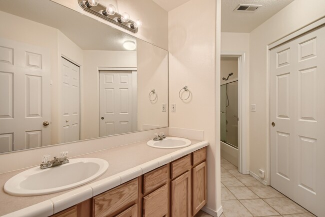 Dual sinks in master bath - 1437 NE Birkshire Ct