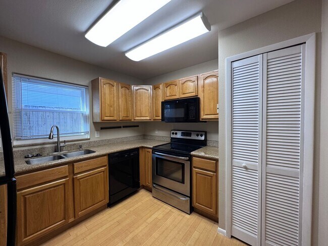 Building Photo - Comfortable 3/2 in Alafaya Woods, Oviedo