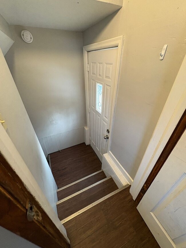 Building Photo - 3 Bed, 1 Bath - House for rent! NO APPLICA...