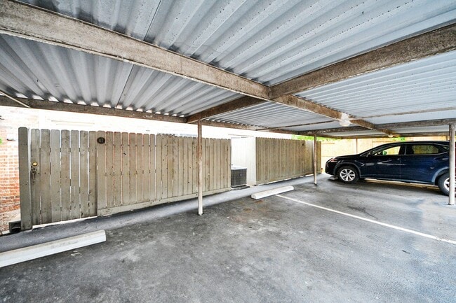 Building Photo - 515 Tallowood Rd