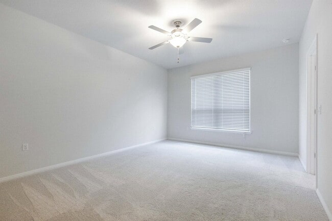 Building Photo - 924 Falkland Trace
