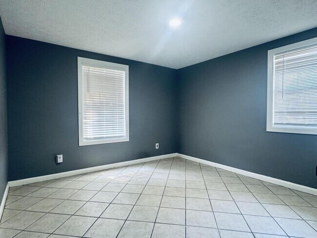 Building Photo - 5573 Singleton Rd