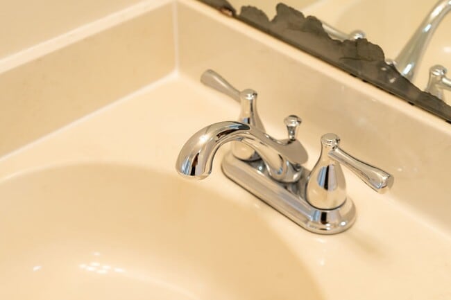 Building Photo - 2 Bedroom Townhouse Available in July