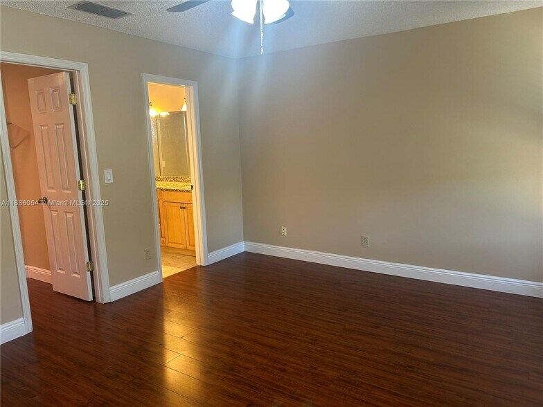 Building Photo - 2939 Myrtle Oak Cir