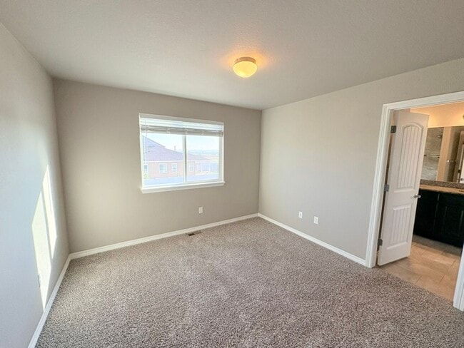 Building Photo - Beautiful 3 Bed, 2.5 Bath House in Windsor!