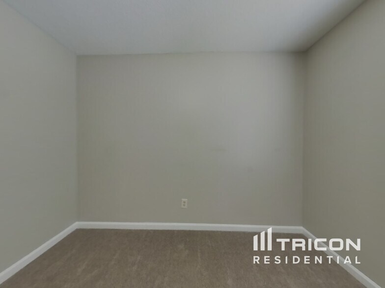 Building Photo - 622 Meadows Ct