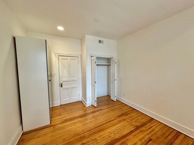 Building Photo - Historic Georgetown Sunny 2 Bedroom 1.5 Ba...