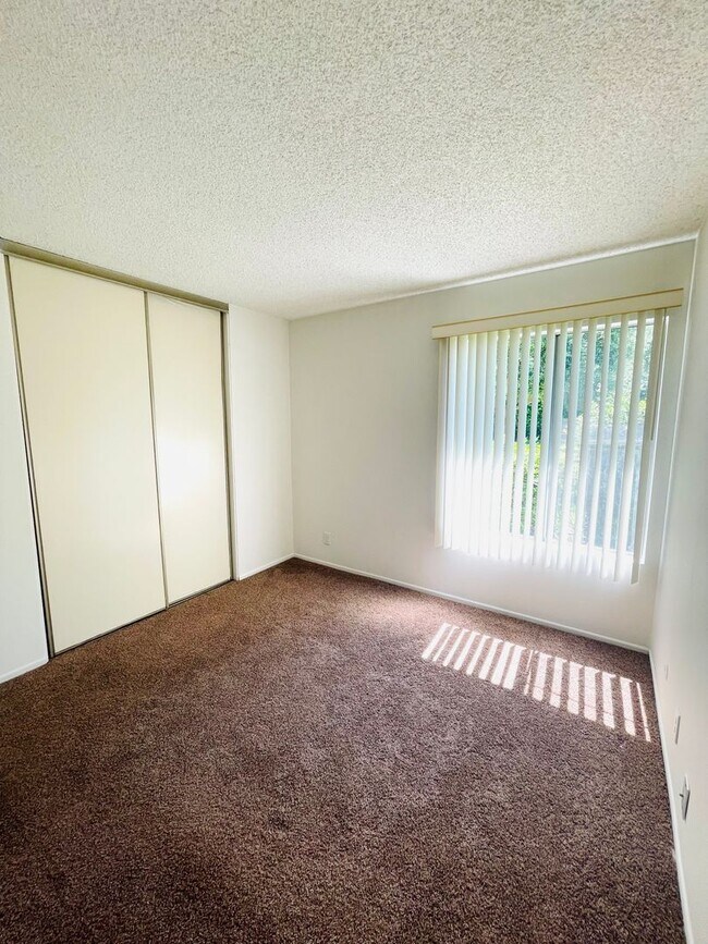 Building Photo - Spacious 2-bedroom, 2-bathroom condo featu...
