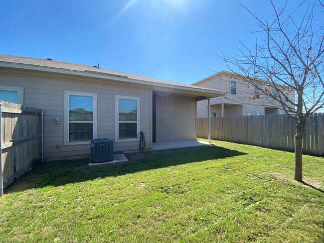 Building Photo - 3/2/2  Located between New Braunfels & Seguin / Fridge Included /  Fenced Backyard / CISD