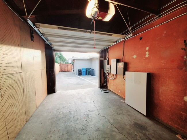 Building Photo - 2 bedroom home with garage, solar power, A...