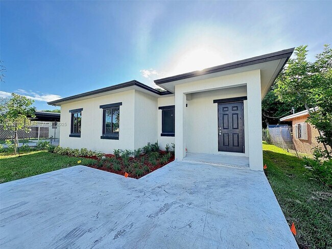 Primary Photo - 1005 SW 25th Ave