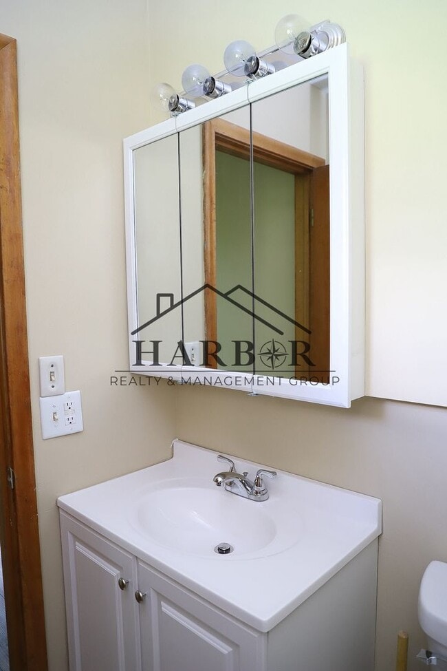 Building Photo - 3504 Ogden Ct NE