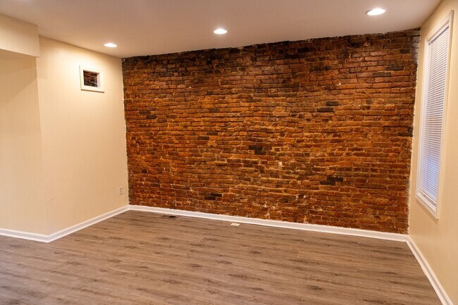 Building Photo - 505 Denison St
