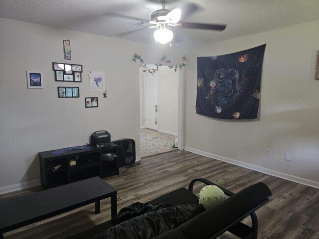 Building Photo - 234 Deerwood Dr
