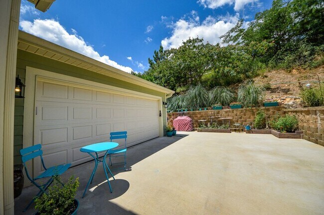 Building Photo - 3 Bedroom Beautiful Cleveland Home!