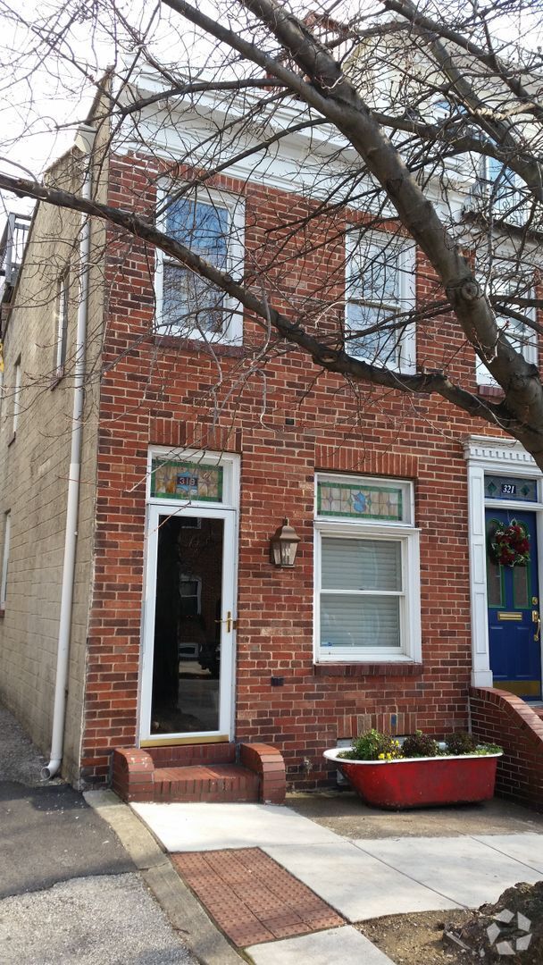 Building Photo - Exceptional Upper Fells 2bd/2ba End Rowhom...