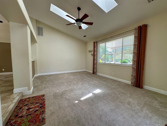 Building Photo - Beautiful well maintained home! Excellent ...