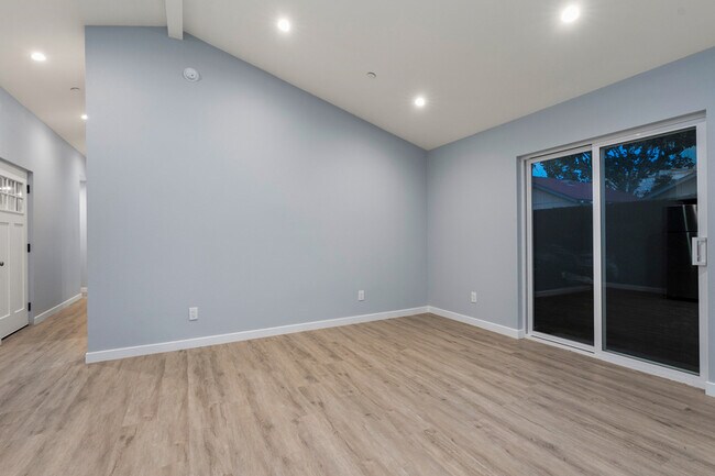 Building Photo - 335 N Olive St