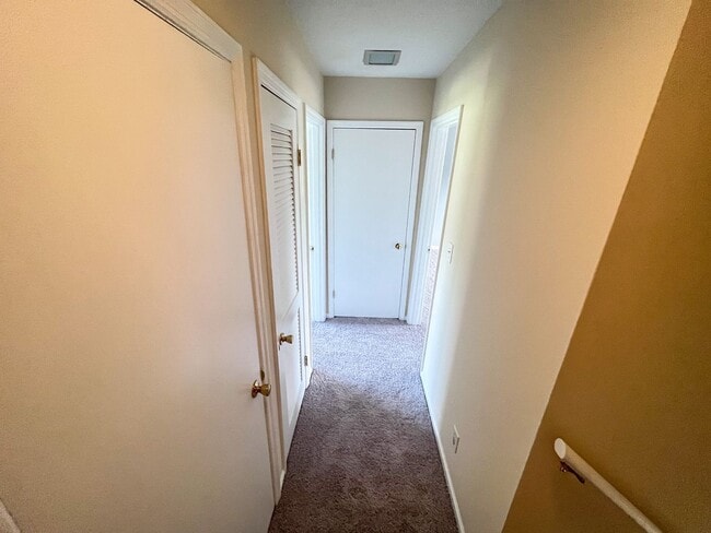 Building Photo - Adorable 2 bedroom, 2 1/2 bathroom townhom...