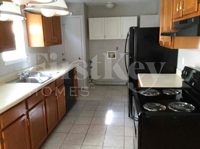 Building Photo - 117 Whispering Pine Ln NE