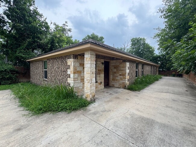 Building Photo - Lacy Lakeview Duplex