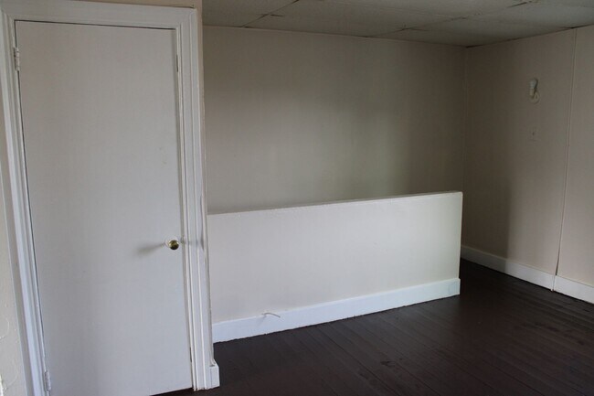 Building Photo - 2-Bedroom Second-Floor Apartment