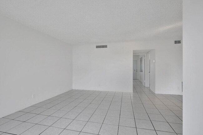 Building Photo - 2350 NE 14th Street Causeway