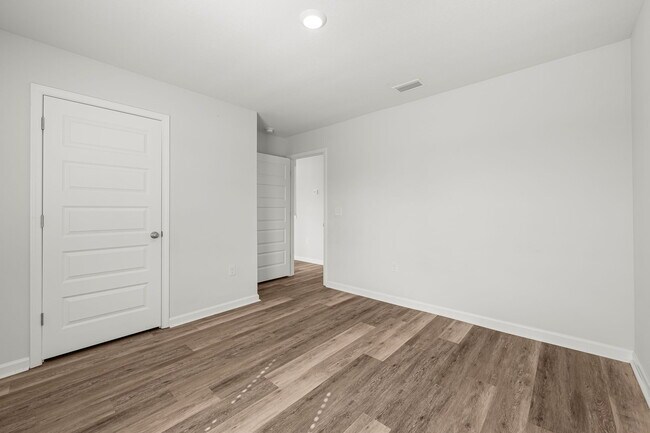 Building Photo - 5832 Viking Wy