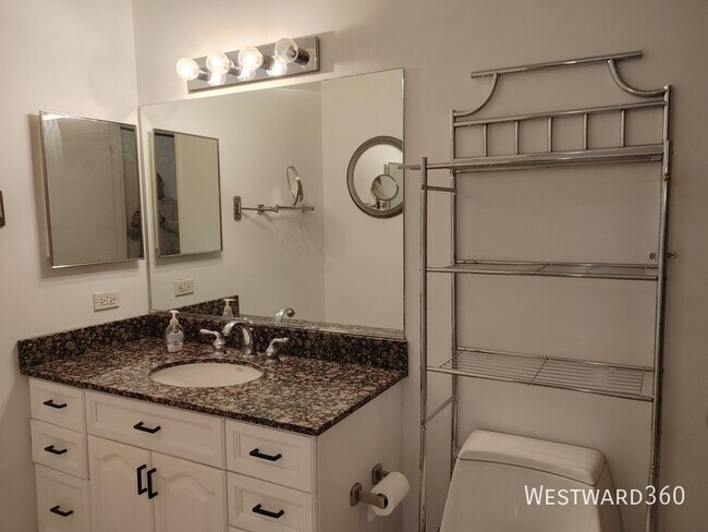 Building Photo - 512 N McClurg-#4902