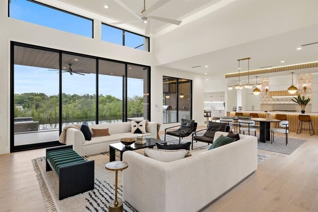 Building Photo - 2401 Oakhaven Cir