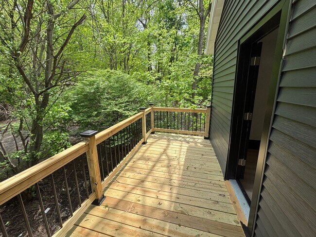Building Photo - Beautiful 3 Bedroom, 2 Bathroom Home with Private Drive and Large Yard!