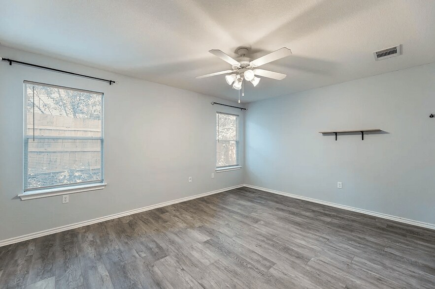 primary bedroom - 8719 Davis Oaks Trl