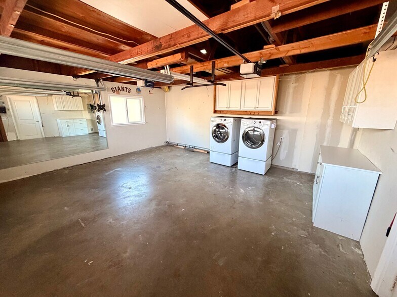 Building Photo - 3511 Hillcrest Dr