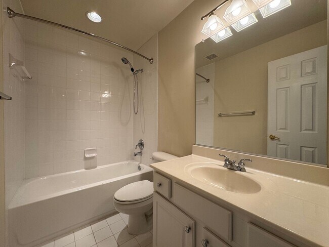 Building Photo - Gorgeous 4 Bed 3 Bath End Unit Brick Townh...