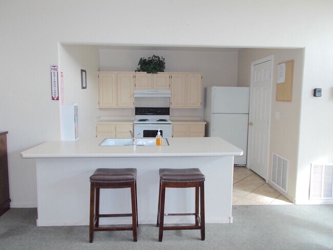 Building Photo - Beautifully Maintained Fully Furnished Hom...