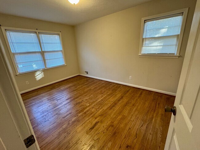 Building Photo - 3 Bedroom Home in Saks!